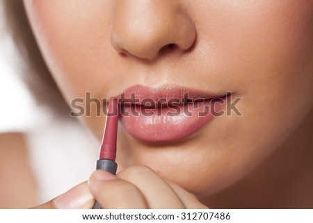 applying a lip liner