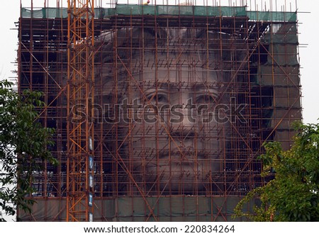 HUNAN PROVINCE, CHINA - OCT 16, 2009: The final phase of construction of giant statue of Youth Mao Zedong in Orange Isle in Changsha