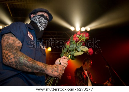 Mike Ness passes out Roses