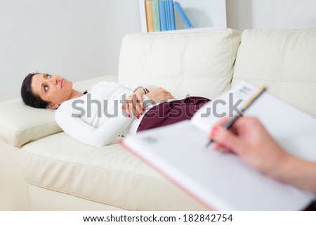 Woman reclining comfortably on a couch talking to his psychiatrist