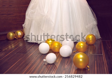 Balloons thrown in front of the bride\'s leg