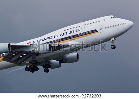 NEW YORK - MAY 15: Boeing 747 Singapore Airlines approaches JFK in New York, USA on MAY 15, 2011. 747-400 most popular cargo plane used by commercial airlines Her nickname: Queen of the sky