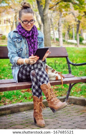 Internet in the park / Beautiful young women use her tablet in the park