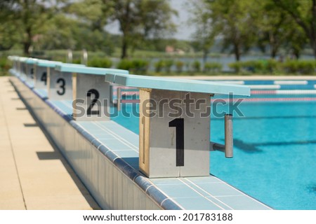 Starting block / Swimming pool with a starting blocks