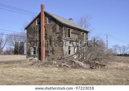 exterior of an old wood farmhouse in eastern pennsylvania