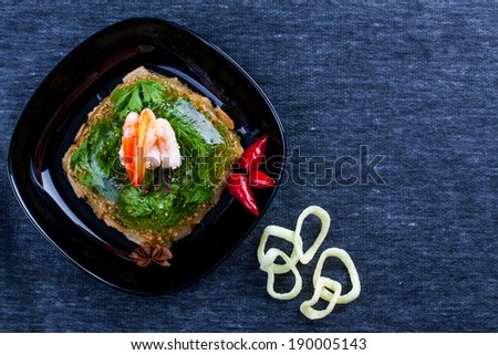 shrimps on jelly with chips