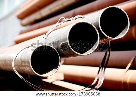 The arrangement of rust steel pipes in warehouse.