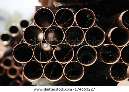 The arrangement of rust steel pipes in warehouse