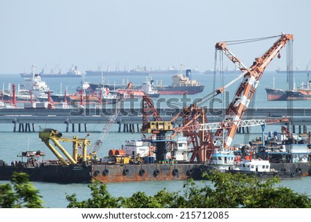 SRIRACHA - THAILAND - JUNE 17, 2014 : Big ships in the Laemchabang seaport on June 17, 2014 in Sriracha province, Thailand