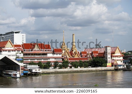 BANGKOK - THAILAND - OCTOBER 11 : Landscape beside Chaophraya river the main river of Bangkok on Oct 11, 2014 Bangkok, Thailand