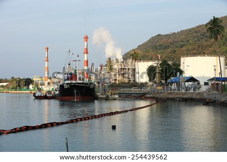 SURATH THANI -THAILAND - MARCH 29 :  EGAT\'s gas turbine power plants and the fuel barge on Mar 29, 2014 in Surath thani, Thailand