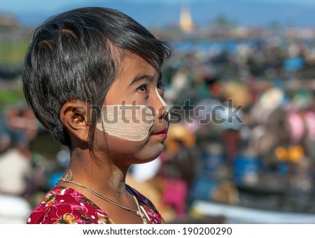 INLE LAKE, MYANMAR - DEC 31: face of unidentified the young girl  burmese with traditional thanaka, on December 31, 2010 in Inle Lake, Myanmar.