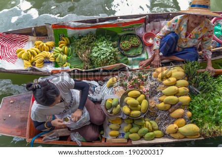 BANGKOK - APRIL 19: Merchant and customer on Wooden boats at Klong Lat Mayom Float Market on April 19, 2014 in Bangkok.traditional popular method of buying and selling in float market of Thailand.