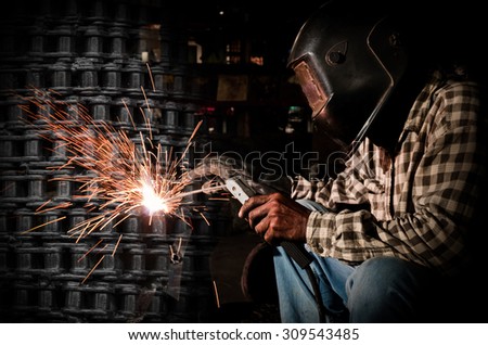welder at work with chain steel