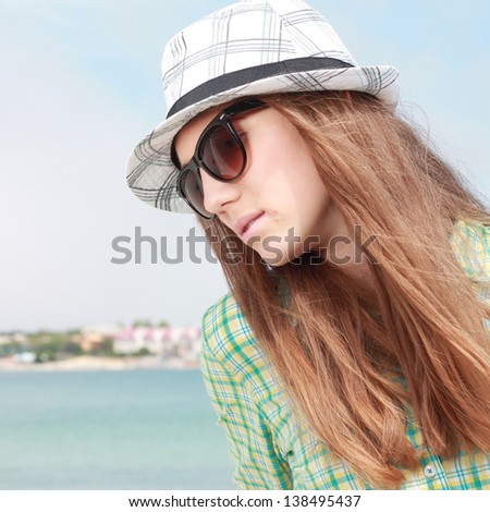 Summer urban fashion. Beautiful young model in stylish clothes.