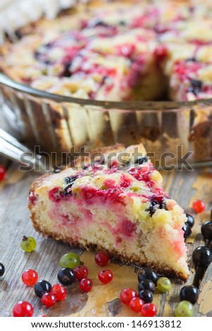 Red and black currant cake