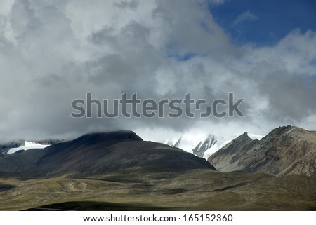 Tibet\'s snow-capped mountains in China river