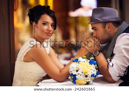 the groom kisses the bride\'s hand