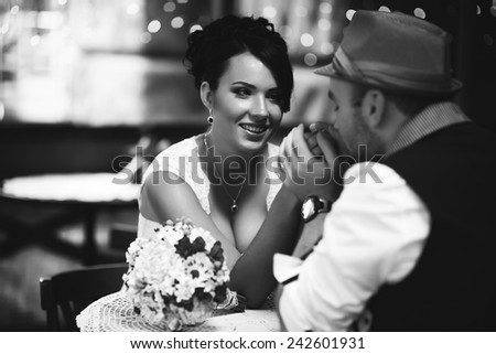 the groom kisses the bride\'s hand