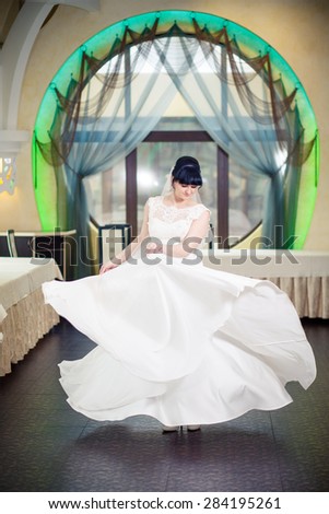 bride dance white wedding dress elegant rotate
