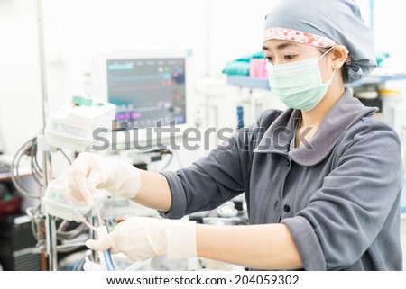 anesthesia nurse use suction suck sputum in endotracheal tube