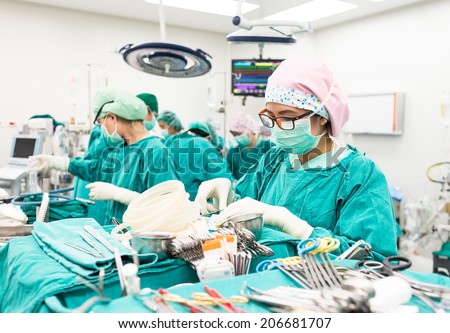 scrub nurse praparing tools in critical situation
