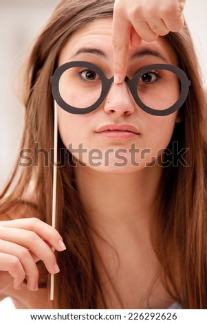 this girl jokes with black fake carton glasses