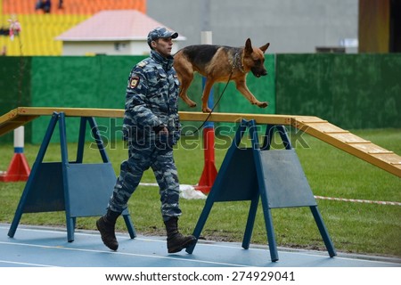 MOSCOW, RUSSIA - OCTOBER 19, 2013:Dogs remain indispensable police, helping to effectively protect public order and promoting disclosure of the most complex crimes. Cynologists with dogs in Moscow.