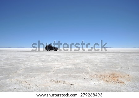UYUNI LAKE, BOLIVIA - SEPTEMBER 9, 2010: Tourists on the Uyuni salt flats, dried up salt lake in Altiplano. The largest salt flat in the world. Every year it produces about 25 thousand tons.salt.