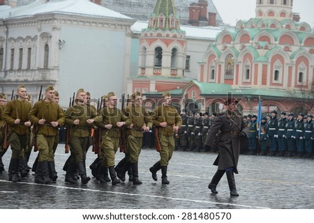 MOSCOW, RUSSIA - NOVEMBER 7,2014: Russian soldiers in the form of the Great Patriotic War at the parade on Red Square in Moscow.