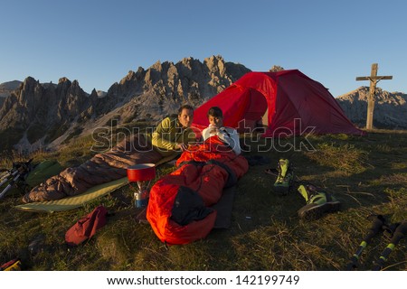 Overnight with sleeping bag in the mountains - Overnight in base camp