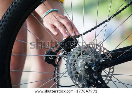 Maintenance and repairs on the chain and chain rings of a mountain bike