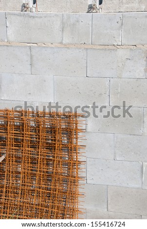 Wall of gray brick of which are pressed against reinforcing networks.