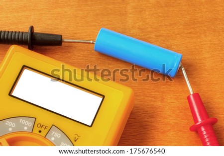 Measuring with digital multimeter of rechargeable battery