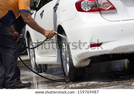 Car wash with flowing water