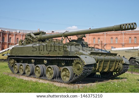 152-mm self-propelled gun 2S5 Giatsint-S (M1981) in Saint-Petersburg Artillery museum, Russia