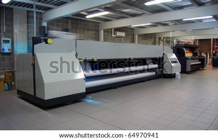 Digital printing system for printing a wide range of superwide-format applications. These printers are generally roll-to-roll and have a print bed that is 2m to 5m wide.