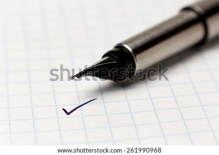 X, which has set fountain pen. Focus on the tip of the pen.