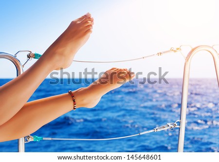 Closeup on beautiful sexy women\'s feet on the yacht, carefree vacation, journey on sailboat, happy and healthy lifestyle, pleasure concept