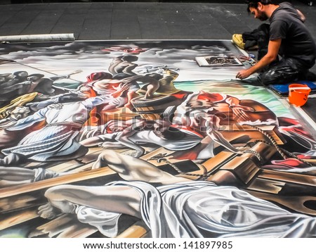 SYDNEY-OCTOBER 31 : Street artist drawing on the floor in Sydney,Australia on 31 October 2012.Street artist got donation from the audience.