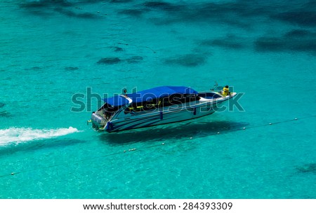 PHANG NGA,THAILAND-FEBRUARY 26 : Speed boat running at  Similan island in Phang Nga,Thailand on February 26,2015.Similan island is destination for diving .