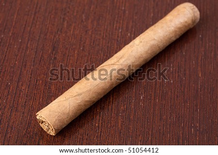 the cuban cigar on wooden table