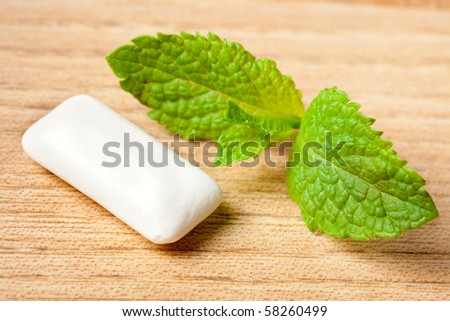 mint leaf and chewing gum