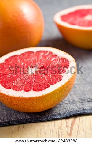 the sliced red grapefruit on kitchen table
