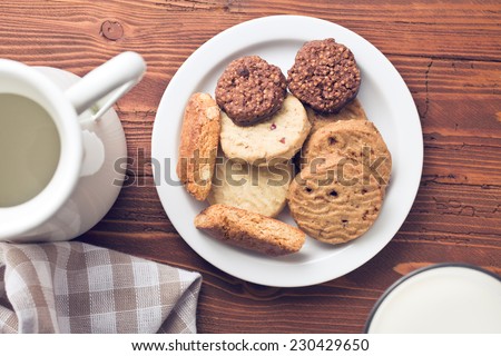 the sweet cookies on plate