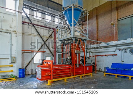 Hydraulic press for briquetting of paper waste