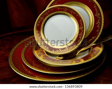 Porcelain plate set. Royal Gold Bordeaux