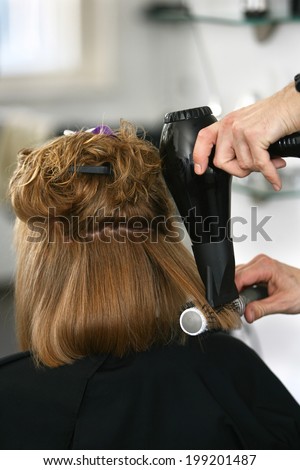 Drying the hair with a brush