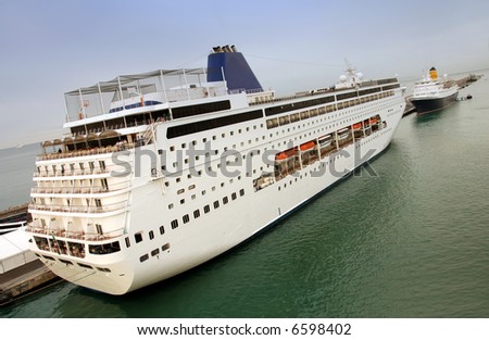 Cruise ship with vanishing point