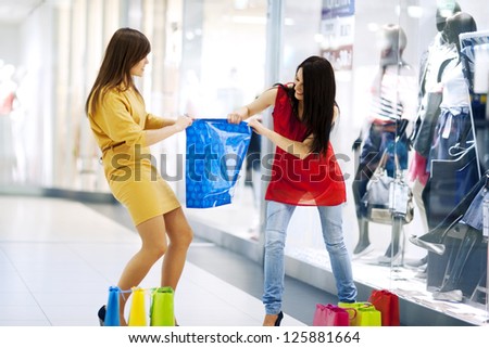 Fight for shopping bag